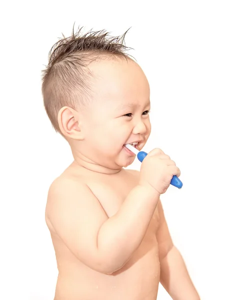 Baby boy brushing teeth by blue color tooth brush — Stock fotografie