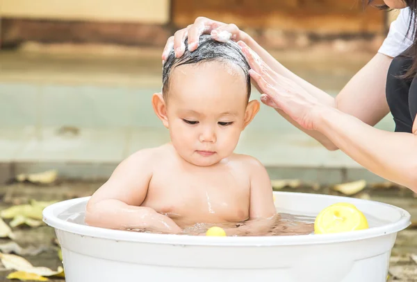 Bebê foi menino tomando banho e xampu pela mãe, banho ao ar livre — Fotografia de Stock