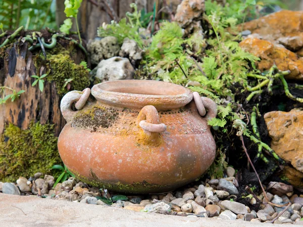 Gartendekoration durch Töpfergefäß, Töpferkrug — Stockfoto