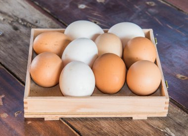 Beyaz ve kahverengi renk ahşap yere koy yumurta karışık