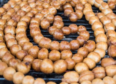 Tayland pirinç topu sosis ızgara ocakta