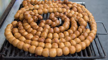 Tayland pirinç topu sosis ızgara ocakta