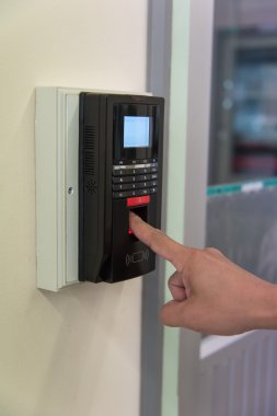 bir el parmağı girinti doğrulamak için parmak tarayıcı için uzanmak
