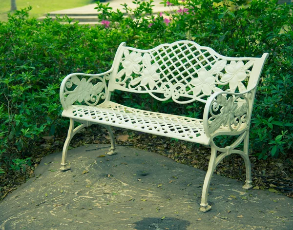 Белая скамейка в саду, винтажный стиль — стоковое фото