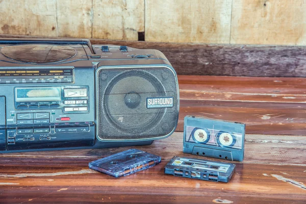 Viejo cassette cinta y reproductor vintage tono de color — Foto de Stock