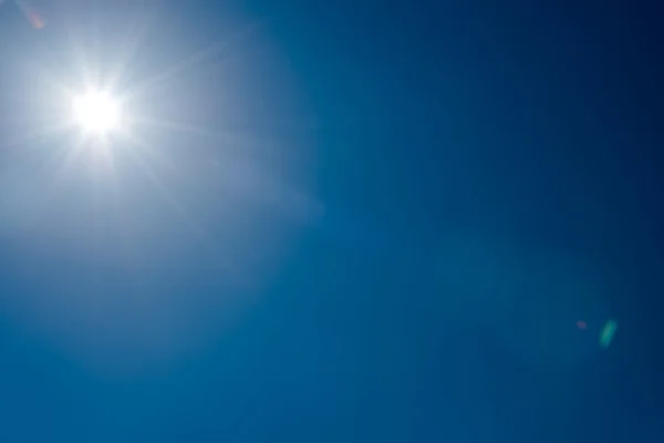 Güneş ve flare masmavi gökyüzünde bulutlar olmadan