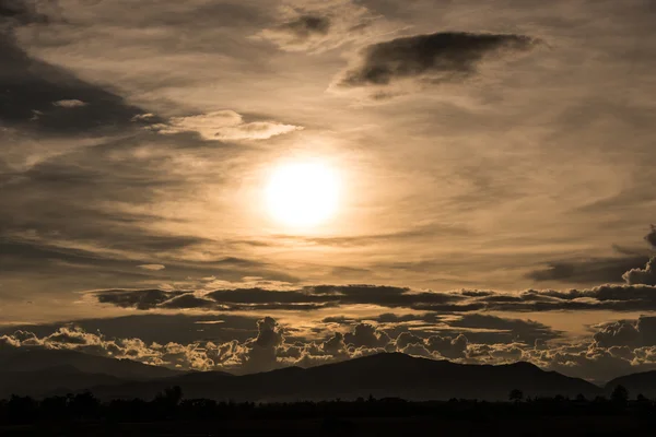Wolken en lucht met zon balk licht, donker wit en goud kleur — Stockfoto