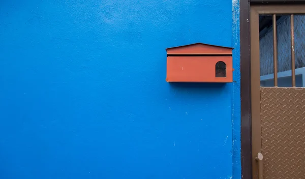 Caja de letras roja en la pared de hormigón azul — Foto de Stock