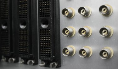 Alüminyum kutusu üzerindeki BNC konnektörü