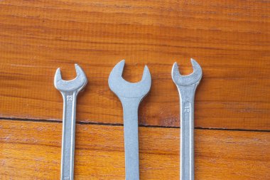 birçok anahtar boyutunu hizalama teak ahşap tahtaya yaz.