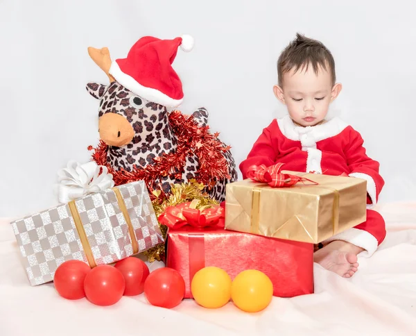 Kluk v červeném obleku Santa Claus s sobů panenka amo — Stock fotografie