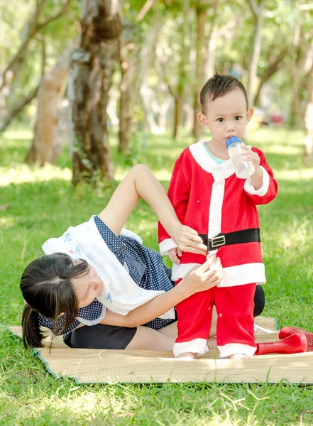 Giovane madre asiatica che indossa vestito Babbo Natale cluas a suo figlio, famiglia s — Foto Stock