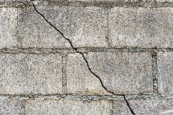 Çimento blok duvar kırık