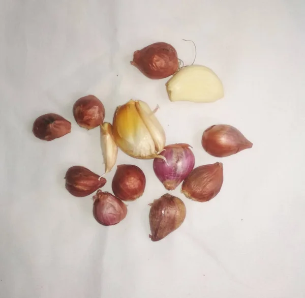 Çeşitli sarımsak ve arpacık soğanları.