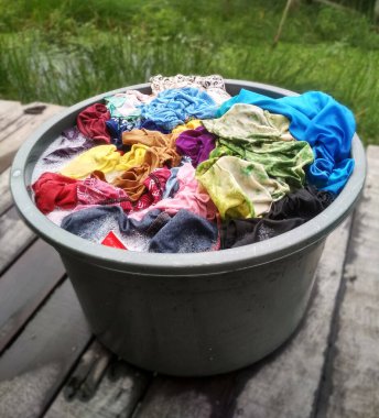 Kirli çamaşırları deterjan sabunuyla yıkayın.