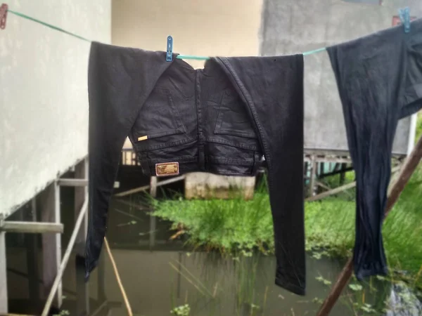 Gün boyunca ıslak siyah pantolonlar.