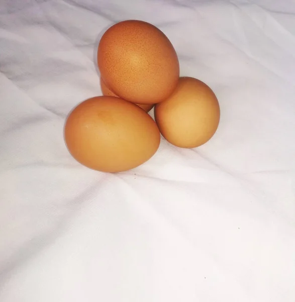Dört kahverengi tavuk yumurtası.