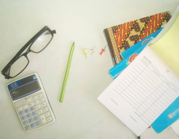 bir satış notunda ve çalışma gündeminde yazma faaliyetleri