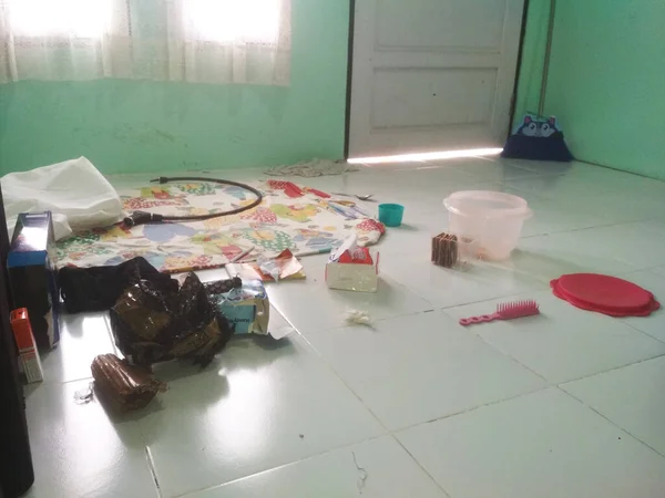 Evdeki oda çok dağınık.