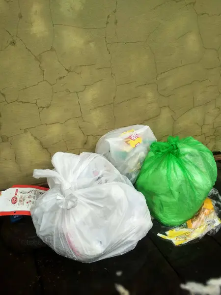 Evin arkasında biraz çöp var.