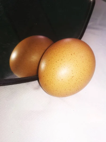 İkiz görünene kadar bir ayna yumurtası.