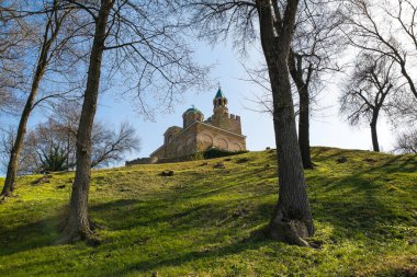 Bir taşın fotoğrafı, tepenin üstündeki ortaçağ kilisesi.