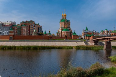 Nehirdeki Hristiyan Kilisesi Köprünün yanındaki nehir kıyısında