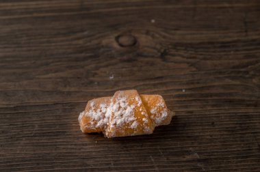 Bir simit köşedeki tahtada yatıyor.