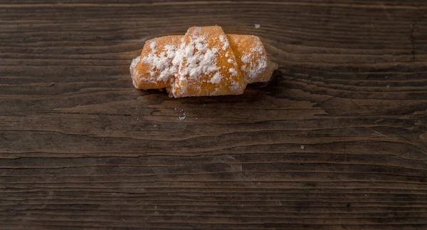 Jeden Bagel Leží Dřevěné Desce Rohu Horní Pohled — Stock fotografie