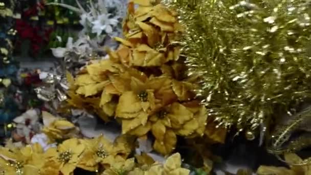 Komerční Dekorace Vánoční Špičkami Stříbrné Červené Žluté Zlaté Barvě Panoramatické — Stock video
