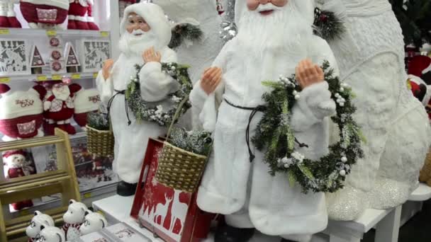 Decoraciones Navidad Comercio Con Santa Claus Traje Blanco Llevando Corona — Vídeos de Stock