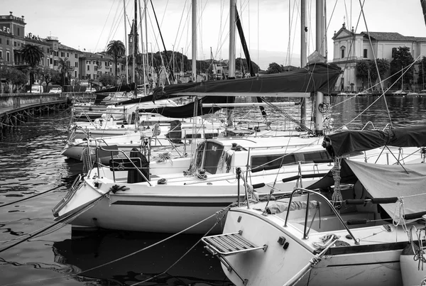 Yachthafen am Gardasee. Schwarz-Weiß-Foto — Stockfoto