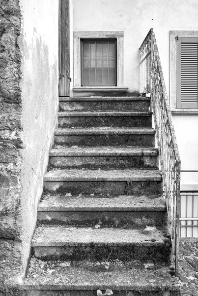 오래 된 계단입니다. 흑인과 백인 사진 — 스톡 사진