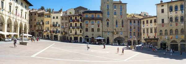 Arezzo (Toscana, Olaszország), a Piazza Grande téren. Színes kép — Stock Fotó