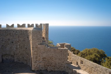 Populonia, kale duvarları. Renkli görüntü