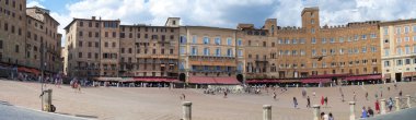 Siena Piazza del Campo geniş açılı görünüş. Renkli görüntü