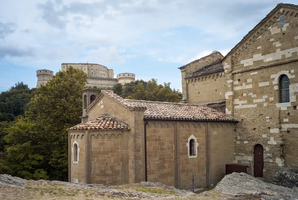 San Leo: Duomo och slottet. Färgbild — Stockfoto