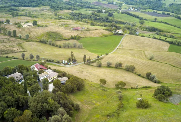 Fält runt San Leo (Emilia Romagna), Flygfoto. Färgbild — Stockfoto