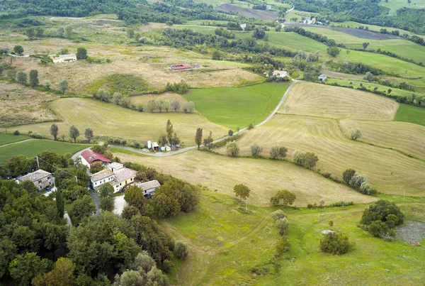 Champs autour de San Leo (Emilie Romagne), vue aérienne. Image couleur — Photo