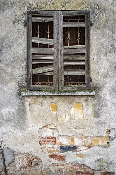 Una Vecchia Rotta Finestra Legno Antica Facciata Casa Rurale Abbandonata — Foto Stock