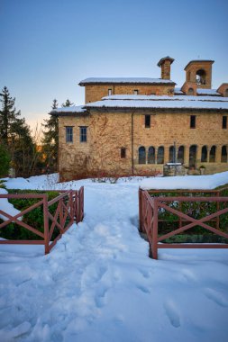 Sant 'Alberto di Butrio Hıristiyan inzivasının görüntüsü, Pavia' nın (Kuzey İtalya, Lombardiya) Staffora Vadisi 'ndeki Ligurian Apeninlerinin kabartmaları arasında yükselir ve 1030 yılına dayanır..