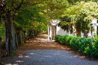 Sacro Monte di Orta (Piedmont, Kuzey İtalya) Sığınağı 'nın etrafındaki doğal patika. Her yıl birkaç hacı tarafından ziyaret edilir, Assisi 'li Aziz Francis' e ithaf edilir. Renkli resim.