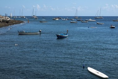 Akdeniz 'de Sicilya ve Calabria Bölgeleri (Güney İtalya) kıyıları arasında yer alan ve turkuaz berrak deniz suları oluşturan küçük volkanik ada olan Vulcano Adası' nın siyah kumsal manzarası. Renkli resim.