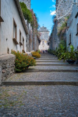 Lipari Adası 'nın eski şehir merkezi olan Akdeniz' de (Aeolian Takımadası 'nın bir bölümü) Sicilya ve Calabria Bölgeleri (Güney İtalya) arasında yer alan küçük volkanik adaların manzarası. Renkli resim.
