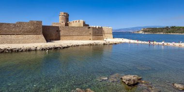 Ortaçağ kalesi ve İyon Denizi kıyıları ile Güney İtalya 'daki Le Castella (Calabria Bölgesi) köyü manzarası. Renkli resim.