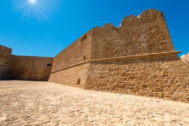 Ortaçağ kalesi ve İyon Denizi kıyıları ile Güney İtalya 'daki Le Castella (Calabria Bölgesi) köyü manzarası. Renkli resim.
