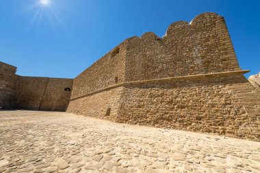 Ortaçağ kalesi ve İyon Denizi kıyıları ile Güney İtalya 'daki Le Castella (Calabria Bölgesi) köyü manzarası. Renkli resim.