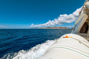 Akdeniz 'de Sicilya ve Calabria Bölgeleri (Güney İtalya) kıyıları arasında yer alan küçük volkanik adalar grubu Aeolian Adası' nın kıyı şeridine bakınız. Renkli resim.