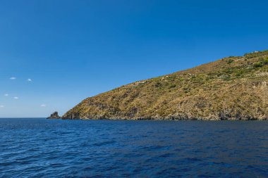 Akdeniz 'de Sicilya ve Calabria Bölgeleri (Güney İtalya) kıyıları arasında yer alan küçük volkanik adalar grubu Aeolian Adası' nın kıyı şeridine bakınız. Renkli resim.