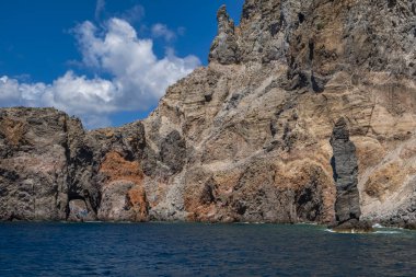 Akdeniz 'de Sicilya ve Calabria Bölgeleri (Güney İtalya) kıyıları arasında yer alan küçük volkanik adalar grubu olan Aeolian Adası' ndaki kayalıkların manzarası. Renkli resim.